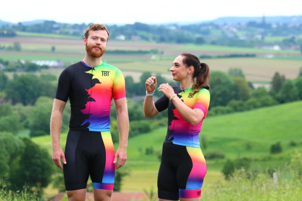  Luc met claretta in de TBT Wielerkleding paskleding