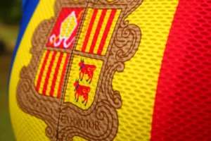 Close-up van een wielershirt in de kleuren van de vlag van Andorra.