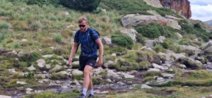 Luc Heine De man achter de blogs Wandelend in de bergen van andorra met een TBT Custom sportshirt aan