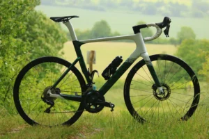 Racefiets met Limburgs landschap als achtergrond