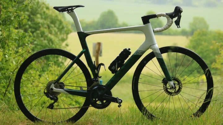 Racefiets met Limburgs landschap als achtergrond