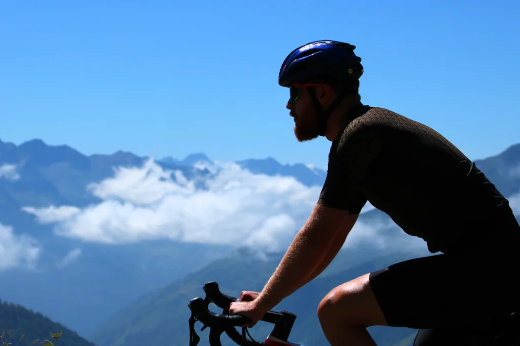 Luc heine in TBT Custom wielerkleding aan het klimmen op de climb wielrenfiets