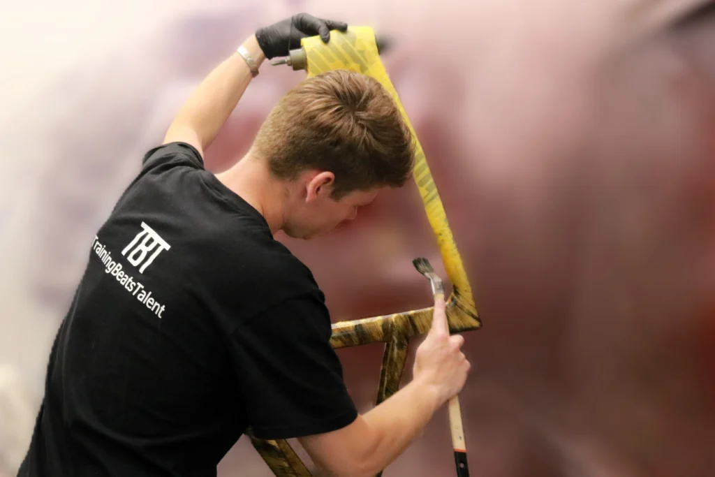 Wesley is bezig met een custom wielrenfiets