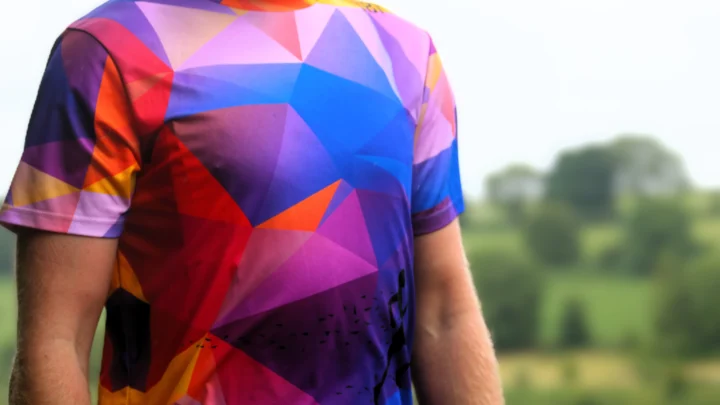 Luc In een TBT Custom ontworpen herdloopshirt in zuid limburg closeup design