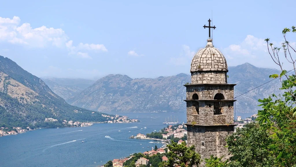 Kerktoren met uitzicht over de Baai van Kotor
