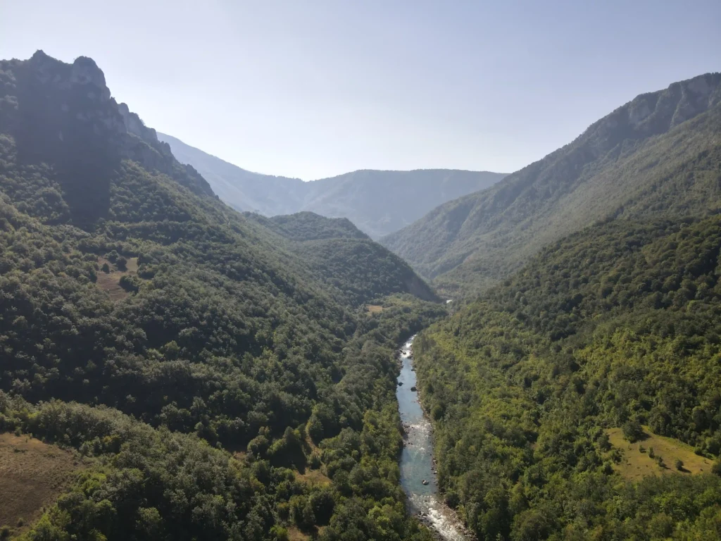 De Tara rivier die door de Tara canyon loopt