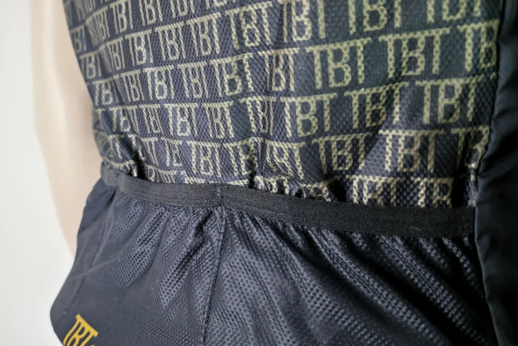 De achterzakken in mesh van de TBT Custom windstopper