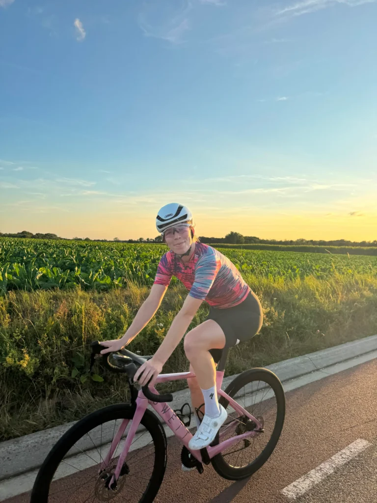 Maxim in haar TBT Custom wielershirt op de Racefiets