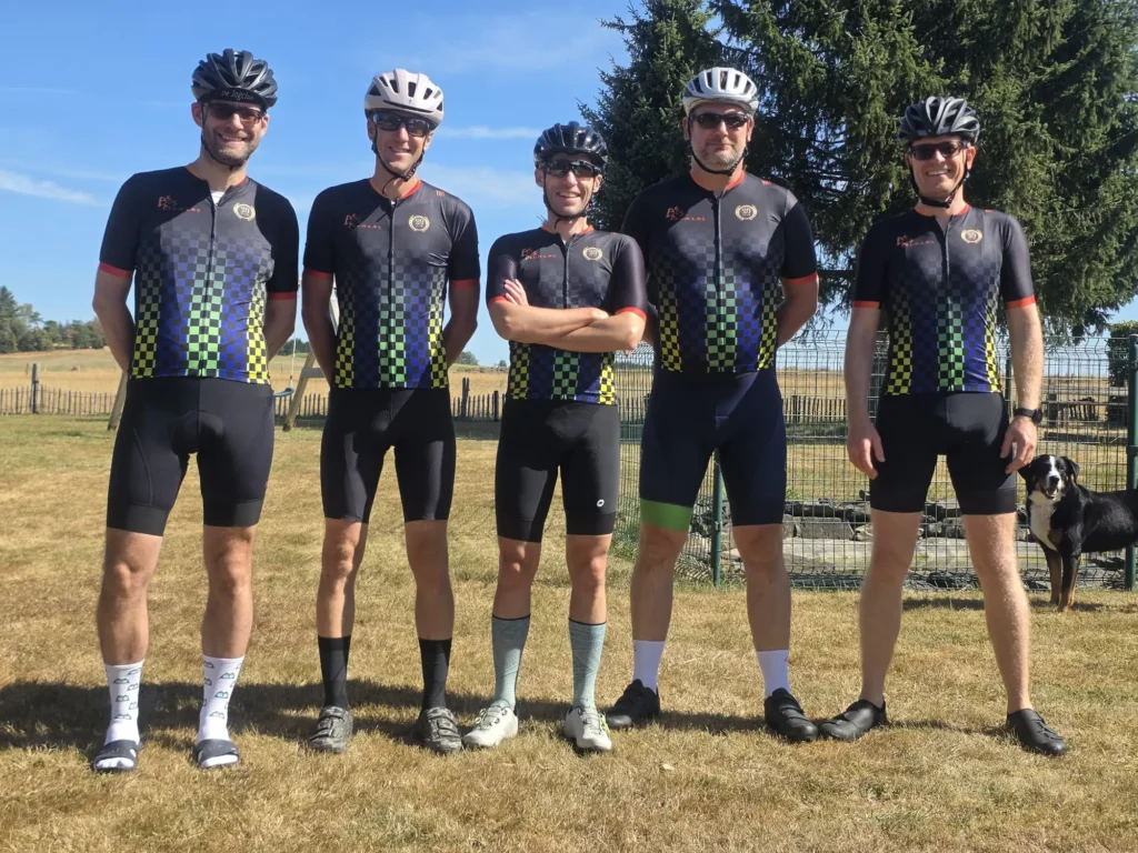 TBT Klanten helemaal teverden in hun eigen TBT Custom wielershirts.