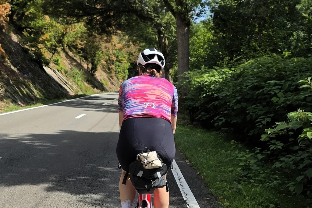 Maxim tijden de bikepack in haar TBT Custom wilereshirt